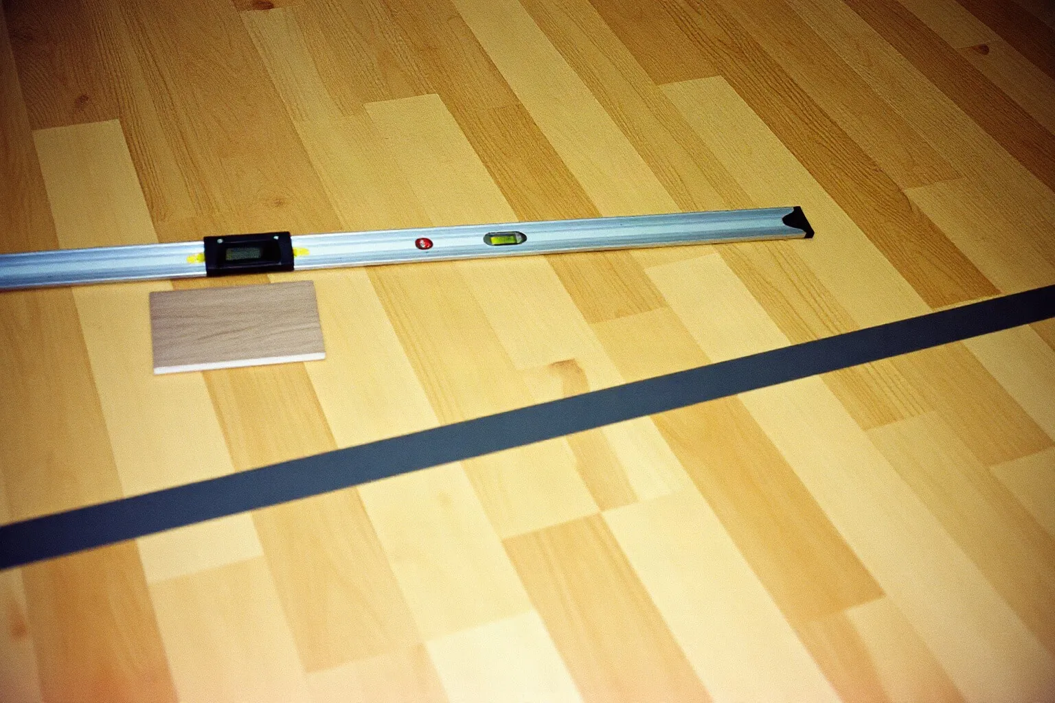 Controllo della planarità prima della posa del parquet