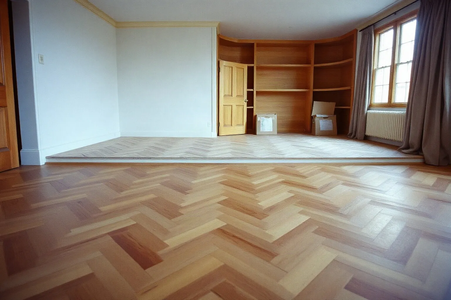Stanza con parquet a spina di pesce posato per metà