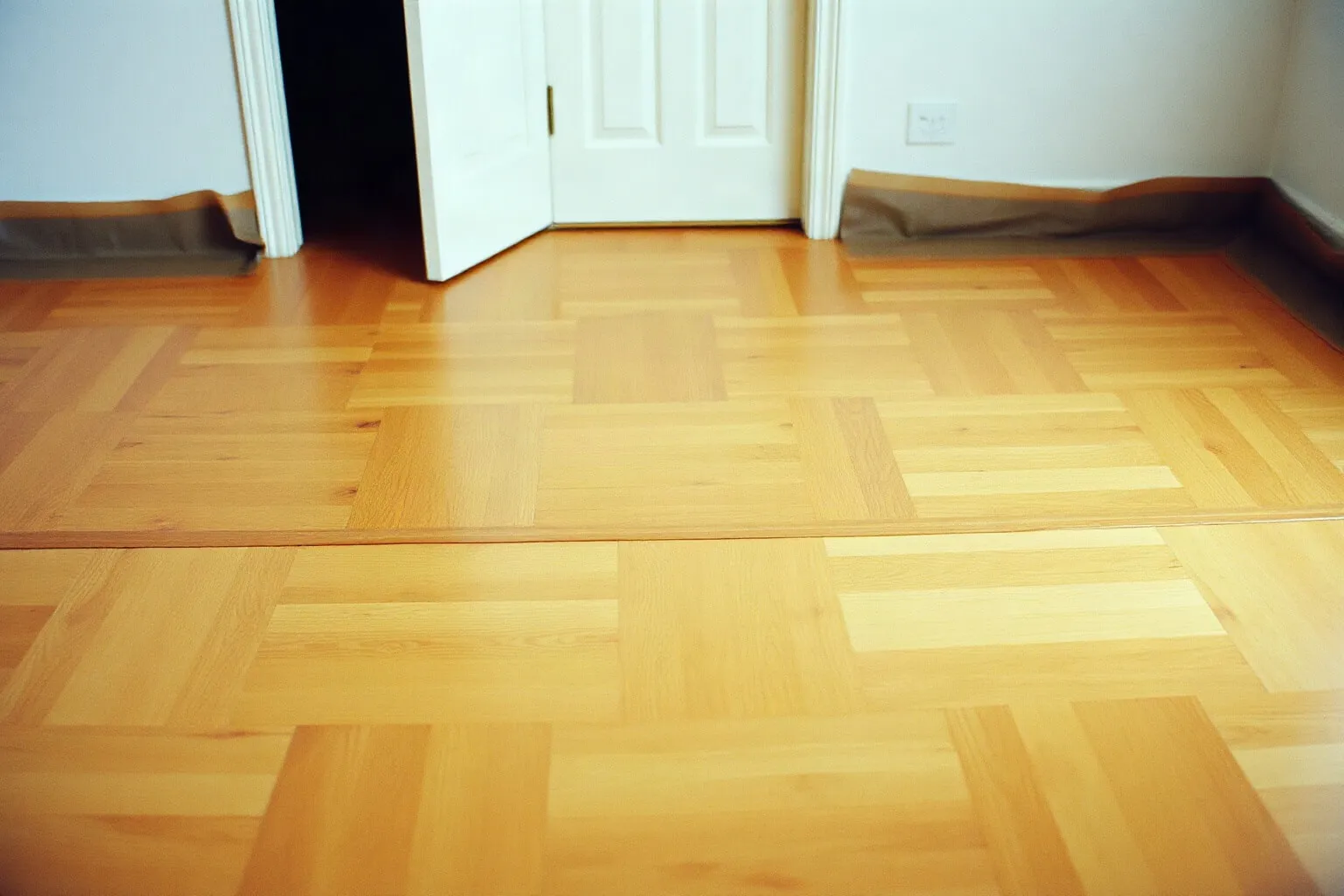 Parquet appena posato coperto con carta di protezione