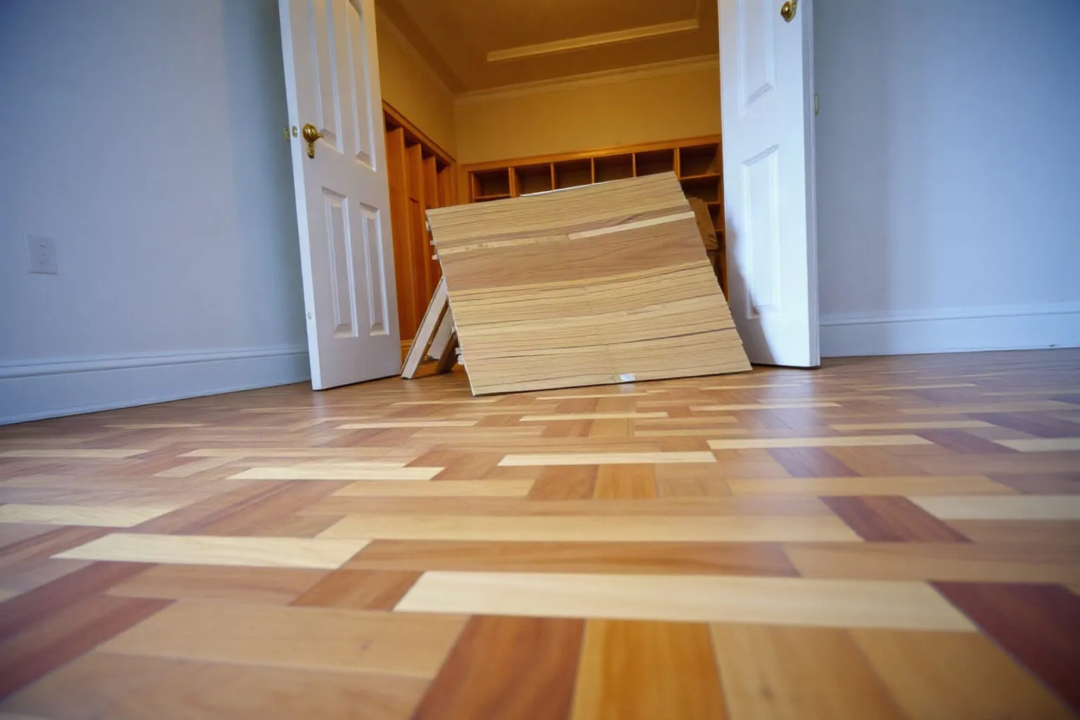 Vecchio parquet rimosso per metà con il massetto in vista