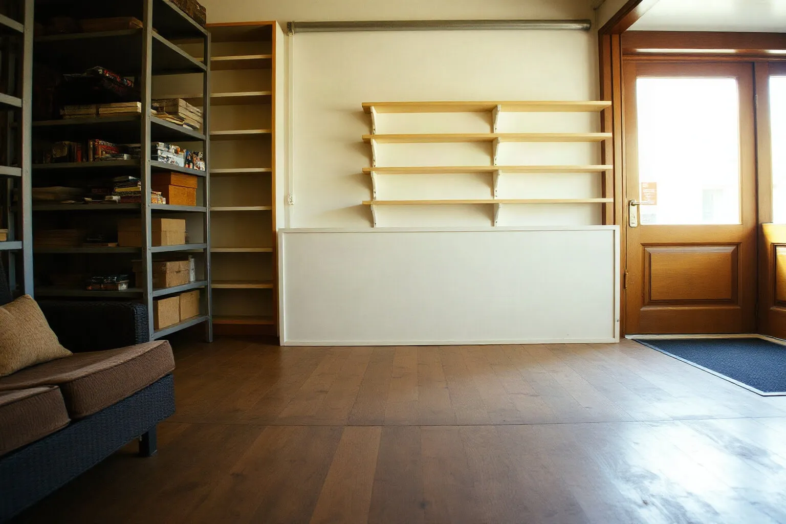 Negozio con parquet in rovere consumato dal passaggio
