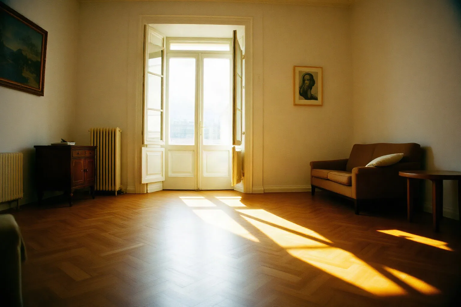 Soggiorno con parquet in rovere a spina di pesce illuminato dal sole del pomeriggio