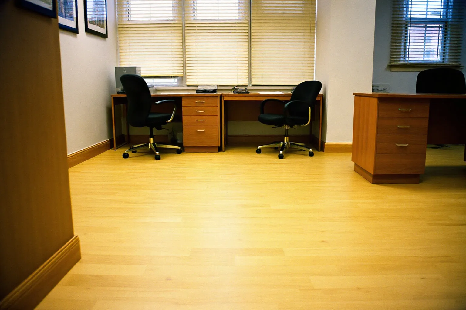 Studio professionale con pavimento in rovere chiaro