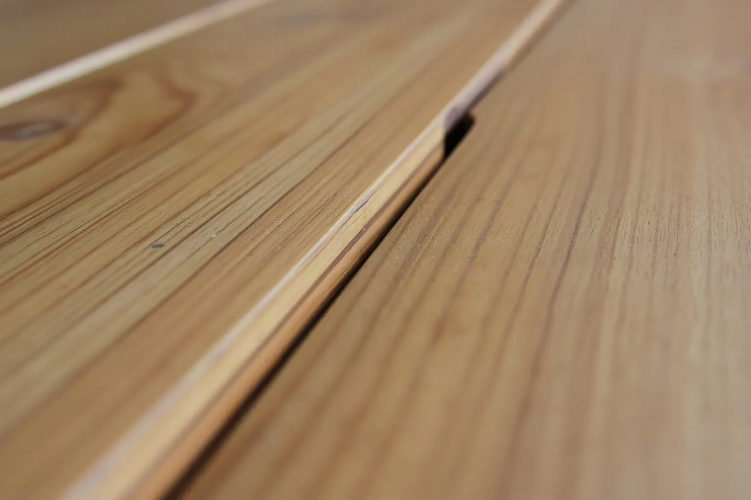 Giunto a incastro fra due tavole di parquet in rovere