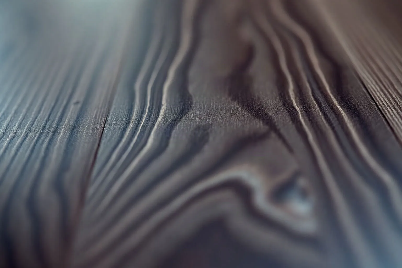 Parquet in wengé quasi nero dalla fine venatura chiara