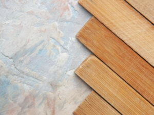 bagno con parquet e marmo