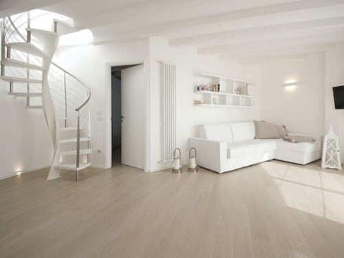 Parquet bianco in una casa al mare - una scelta di stile che aggiunge un tocco di eleganza all'ambiente