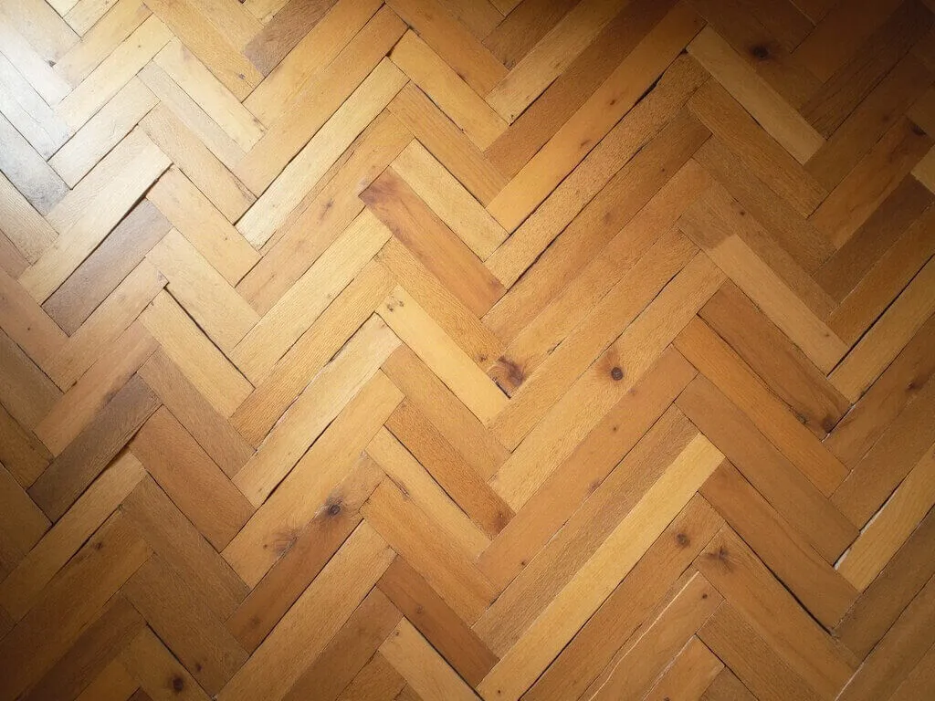 Pavimento in rovere posato a spina di pesce visto dall alto