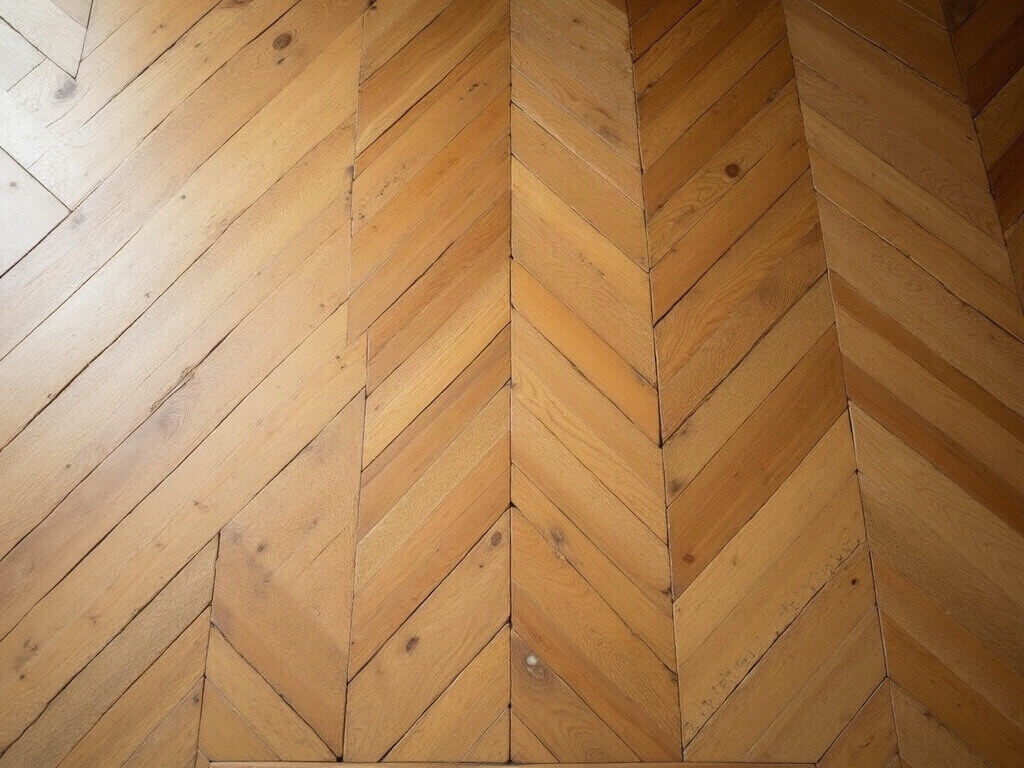 Pavimento in rovere posato a spina ungherese, con le teste tagliate a quarantacinque gradi